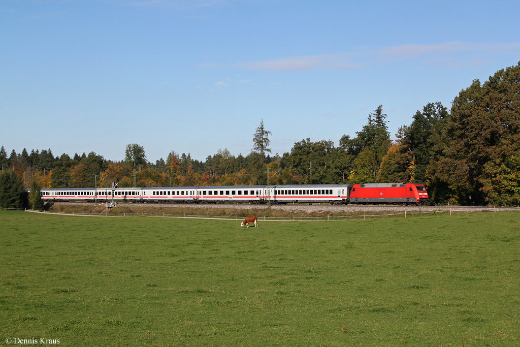 101 090 mit EC 218 am 13.10.2013 bei Hufschlag.