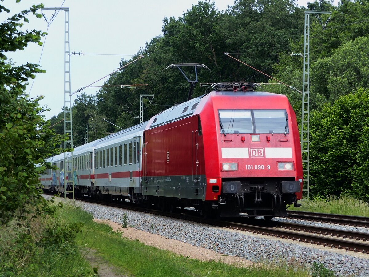 101 090 mit IC Amsterdam- Berlin in Rheine=Bentlage, 04.06.2022