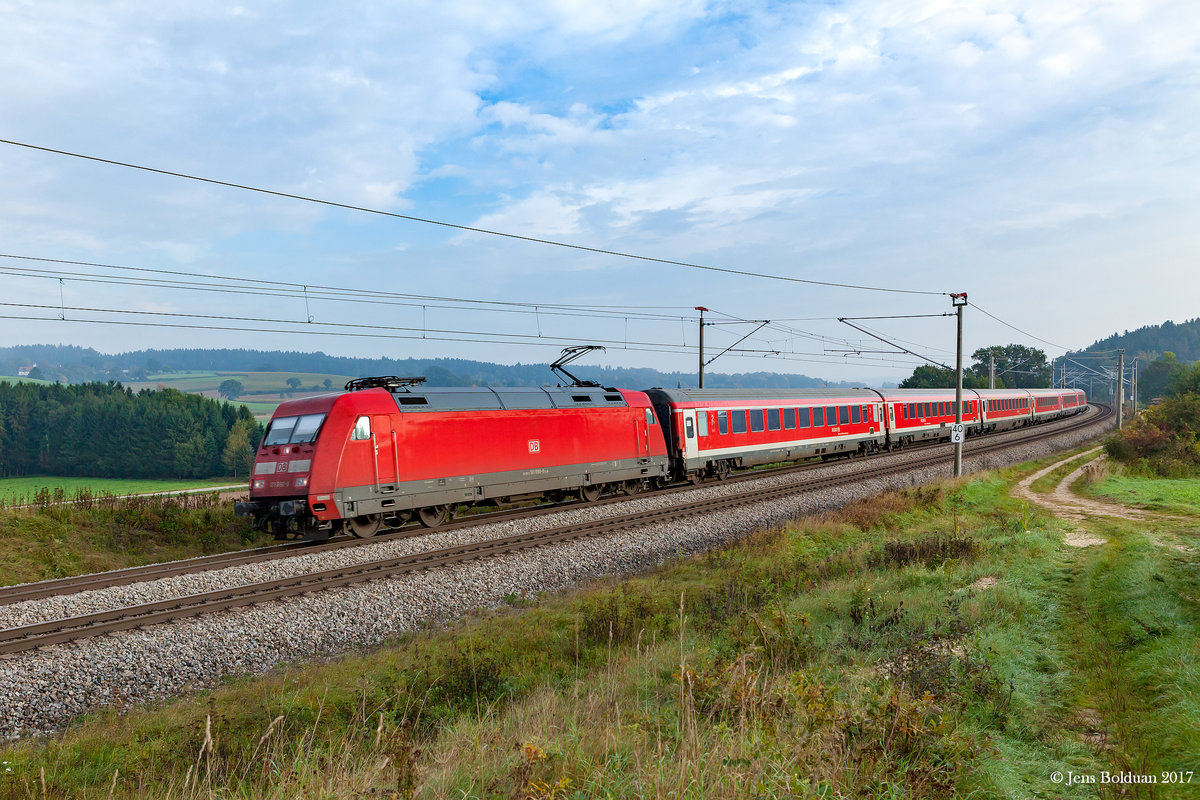 101 090 zieht am 29.09.2017 ihren München-Nürnberg-Express am Örtchen Paindorf im Ilmtal vorbei