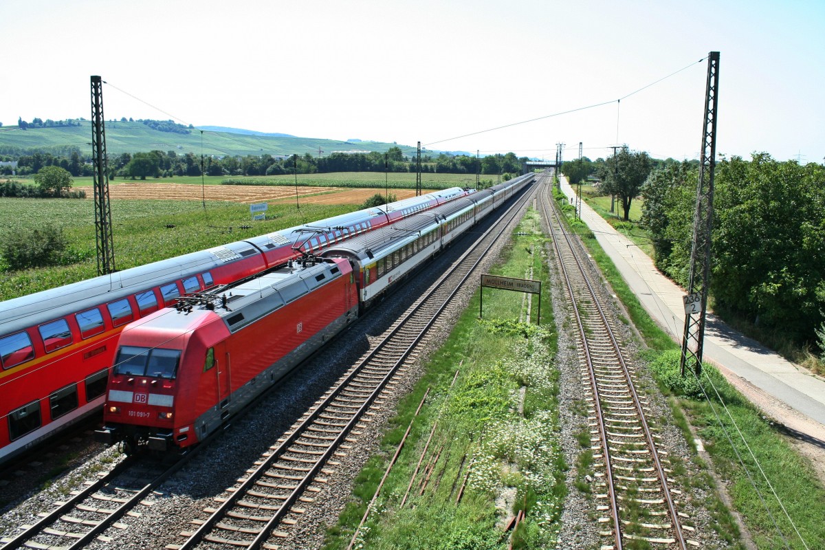 101 091-7 mit dem EC 8 von Chur HB nach Hamburg Altona am Vormittag des 05.08.13 in Mllheim (Baden).
Auf Grund einer liegengebliebenen RoLa vor der nrdlichen Einfahrt in Mllheim musste alles ber das Gegengleis geleitet werden, was erhebliche Behinderungen im Betriebsablauf mit sich brachte. Der Links stehende RE 26515 hatte auch schon gut 40 Minuten Versptung, der EC 8 auch immerhin schon mit gut 20 Minuten.