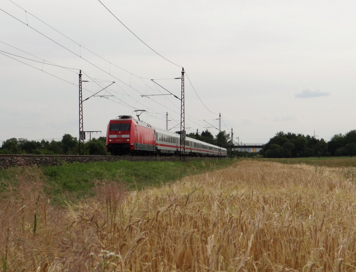 101 091-7 ist mit einem IC zu sehen am 27.06.14 in Neu-Ulm.