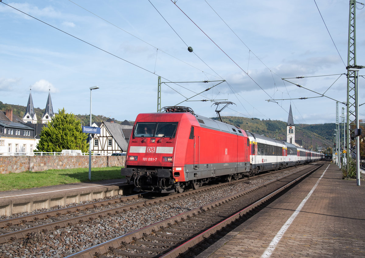 101 091 mit dem EC 8 auf dem Weg nach Hamburg aufgenommen in Boppard am Rhein am 12.10.2017.