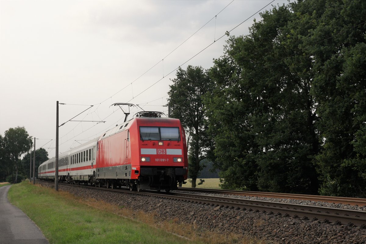 101 091 mit dem IC 2209 von Köln Hbf nach Emden Hbf. Aufgenommen am 16.06.2018 nahe Emsbüren.