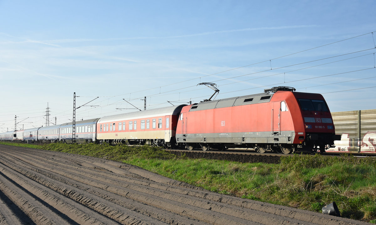 101 092-5 mit dem ÖBB NightJet unterwegs in Richtung Hamburg. Höhe Bardowick, 20.04.2018.