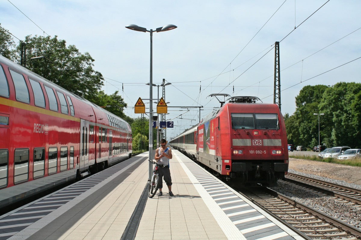 101 092-5 rauschte mit dem EC 9 von Hamburg-Altona nach Zrich HB am Nachmittag des 07.06.14 durch den Bahnhof Emmendingen.