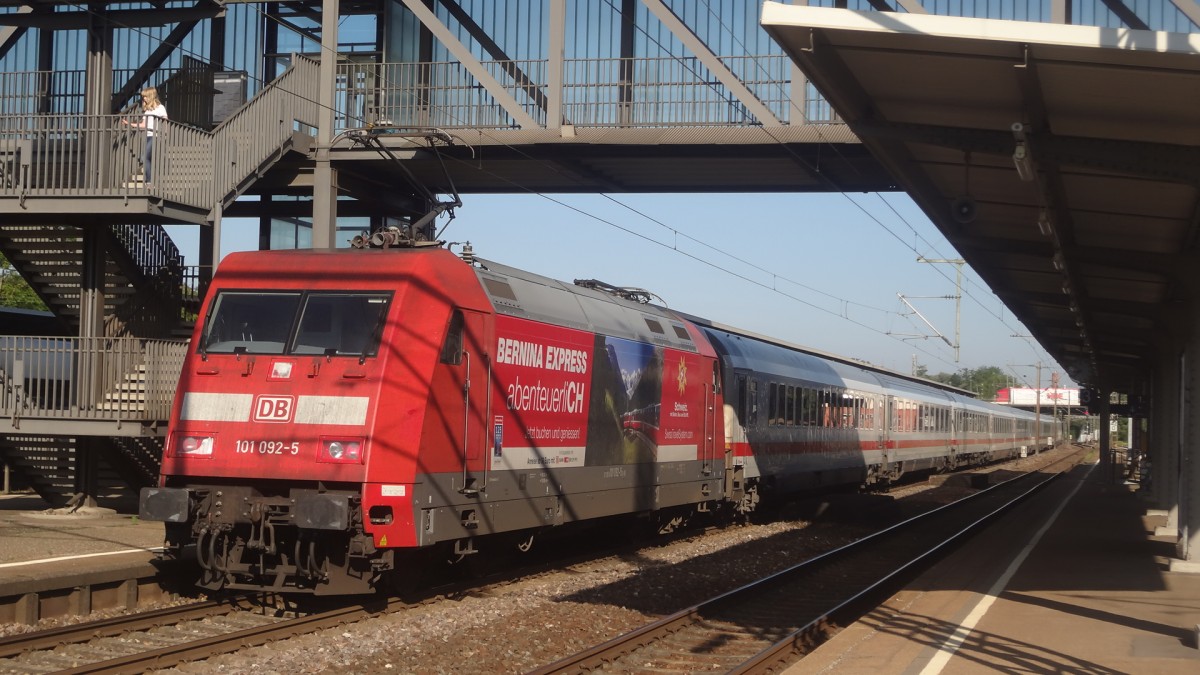 101 092  Bernina Express  legt mit ihrem IC einen Zwischenhalt in Gppingen ein. August 2014.