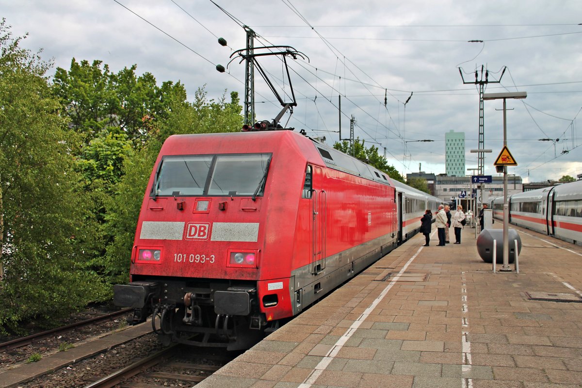 101 093-3 am 25.05.2015 kurz nach der Ankunft mit einem InterCity aus Süddeutschland in Hamburg Altona.