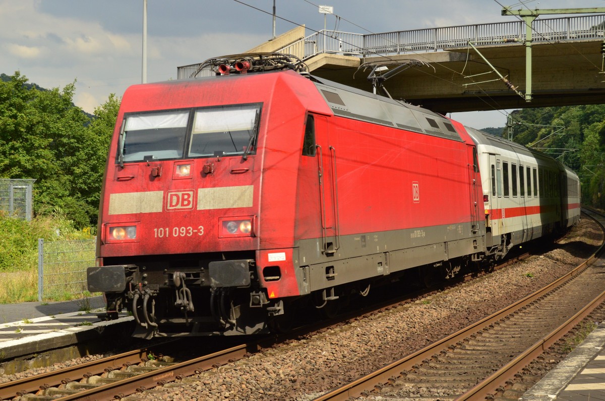 101 093-3 kommt mit einem mir unbekannten IC durch Hirzenach in Richtung Boppard gefahren am Montag den 30.6.2014