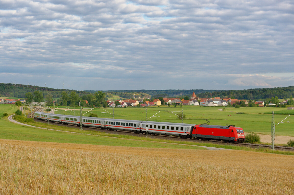 101 093 DB Fernverkehr mit dem umgeleiteten IC 2224 (München Hbf - Frankfurt (Main) Hbf) bei Oberdachstetten, 17.07.2020