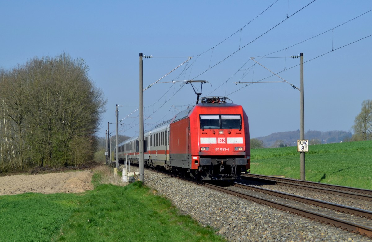 101 093 mit IC 141 Amsterdam Centraal - Berlin Ostbahnhof am 15.04.2015 bei Bruchmühlen