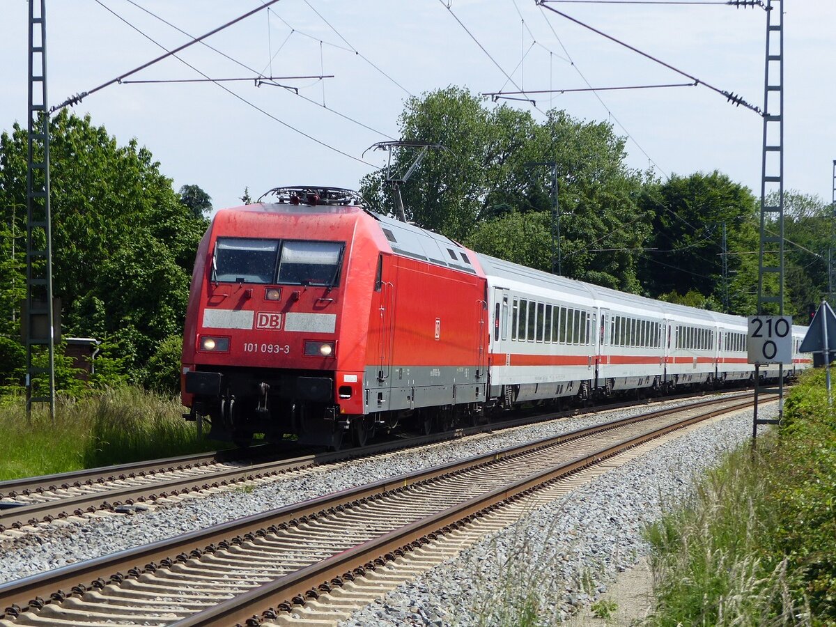 101 093 mit IC Berlin - Amsterdam in Rheine, 04.06.2022
