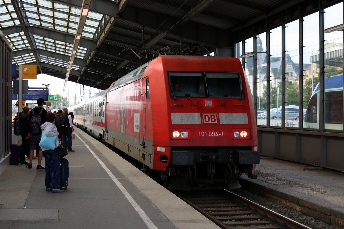 101 094-1  Zukunft Bahn  als IC 2238  Warnow  (Linie 56) von Leipzig Hbf nach Warnemünde fährt in Halle(Saale)Hbf auf Gleis 1 ein. [24.7.2017 - 8:07 Uhr]