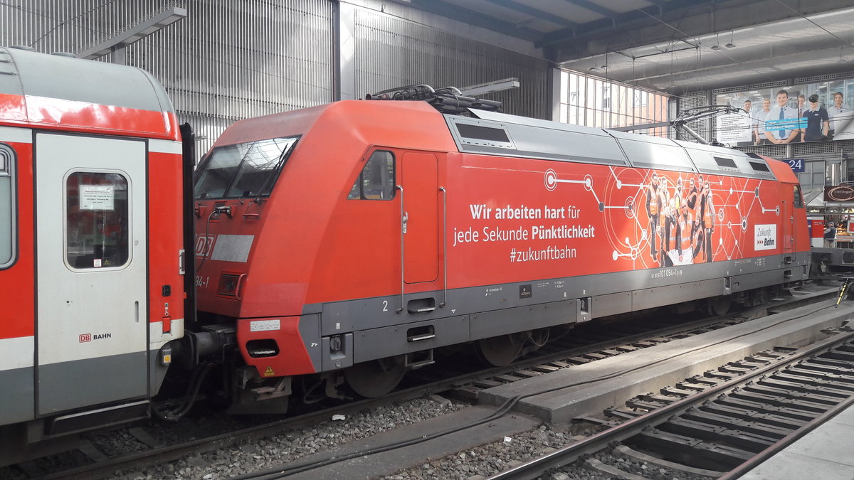 101 094-1  Zukunft Bahn  wartet am 29.08.2018 im Münchener Hbf um gleich mit dem München-Nürnberg-Express  den Hbf zu verlassen.