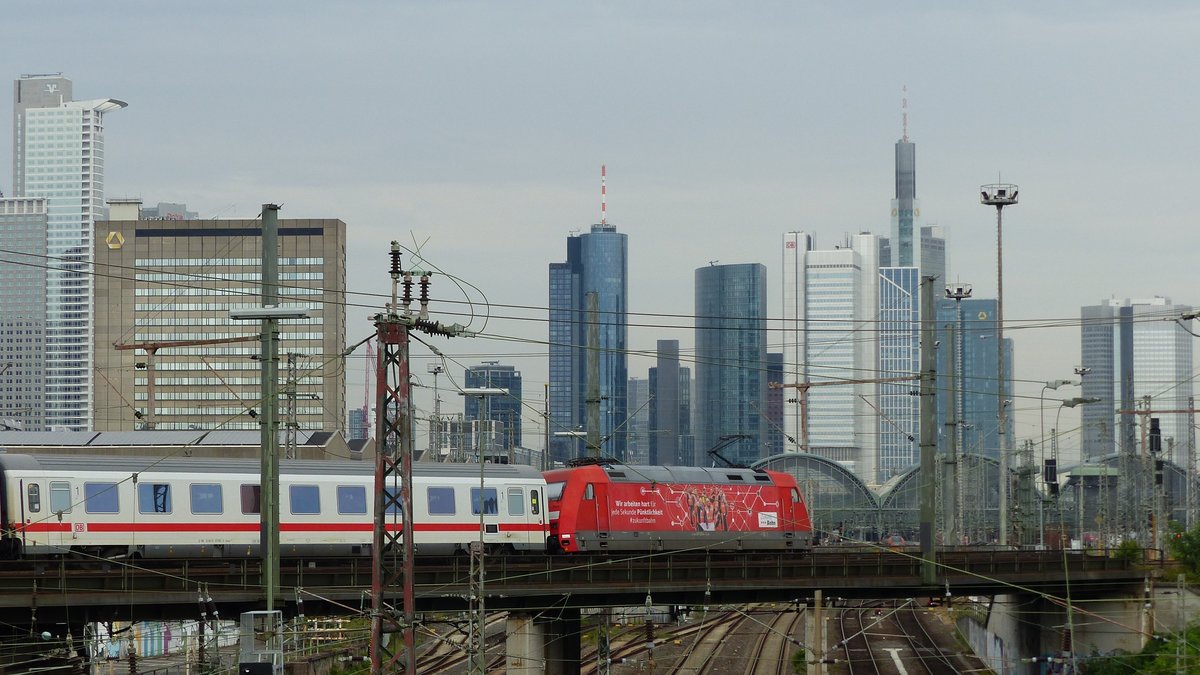 101 094  Zukunft Bahn  schiebt einen IC nach Hamburg aus Frankfurt hinaus. Aufgenommen von der Camberger Brücke am 8.8.2017 12:55