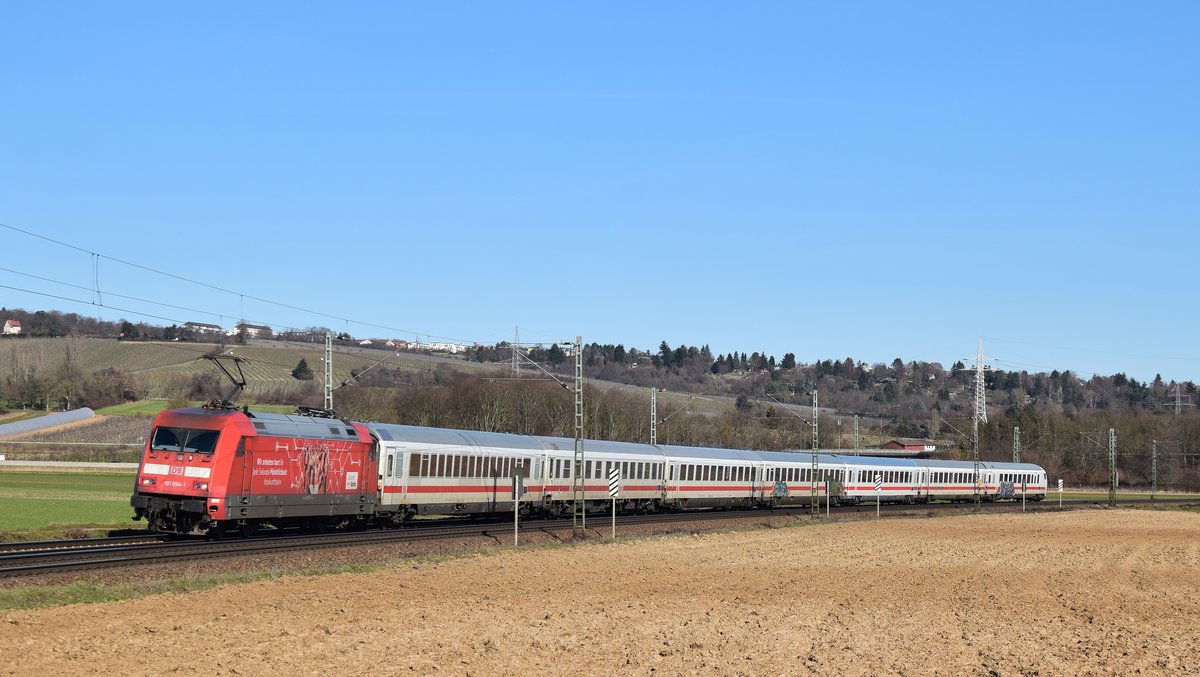 101 094  Zukunft Bahn  zieht den IC 2004 nach Emden Hbf, der über den rechten Rhein umgeleitet wurde, über die Felder zwischen Wiesbaden-Schierstein und Niederwalluf. Aufgenommen am 24.2.2019 13:37