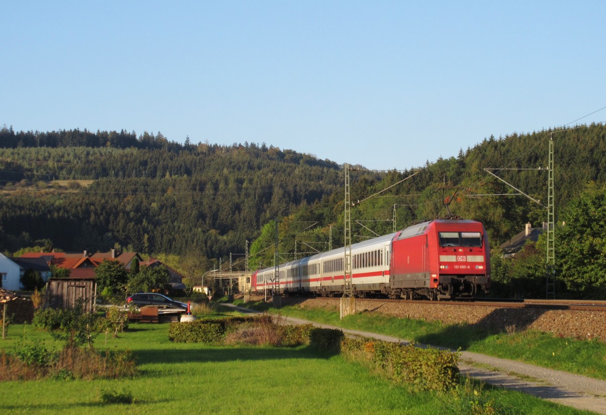 101 095-8 und 101 023-0 am Zugschluss sind am 30.September 2015 mit dem IC 2301 nach Mnchen Hbf bei Pressig-Rothenkirchen unterwegs.