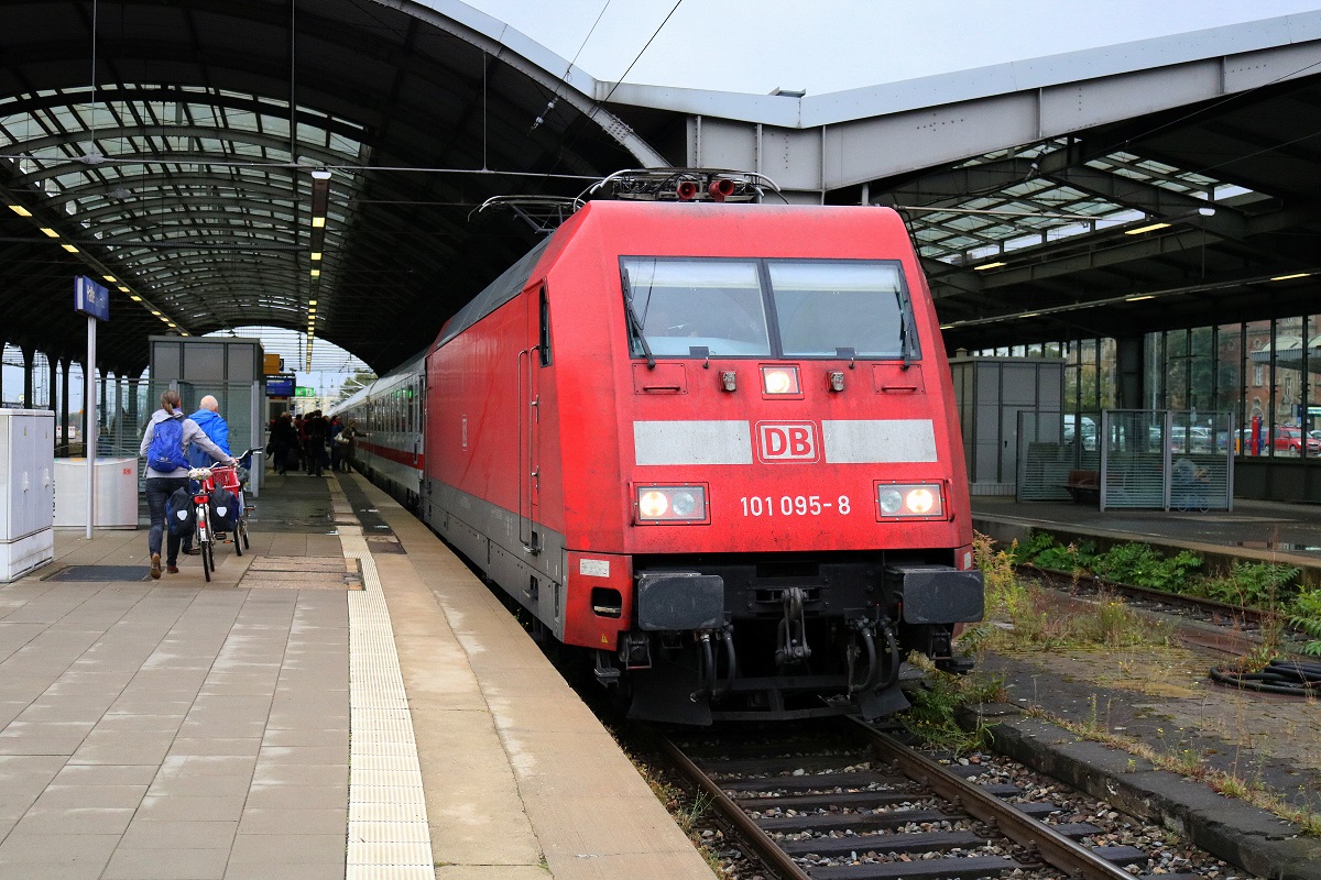 101 095-8 als IC 1969 (Linie 50 MDV) von Düsseldorf Hbf nach Berlin Hbf (tief) hat Halle(Saale)Hbf auf Gleis 3 erreicht. [24.9.2017 - 17:14 Uhr]