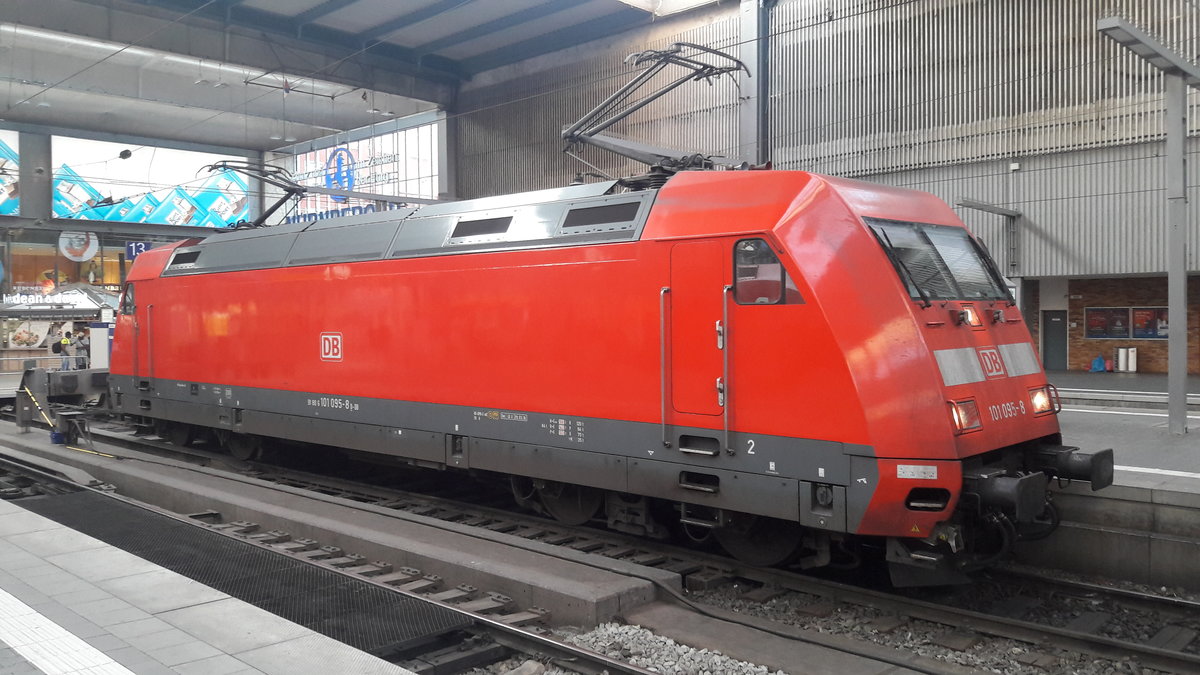 101 095-8 hatte am 20.08.2018 einen ÖBB Park nach München gebracht, würde abgekoppelt und wartet nun auf die Fahrt in die Abstellung.