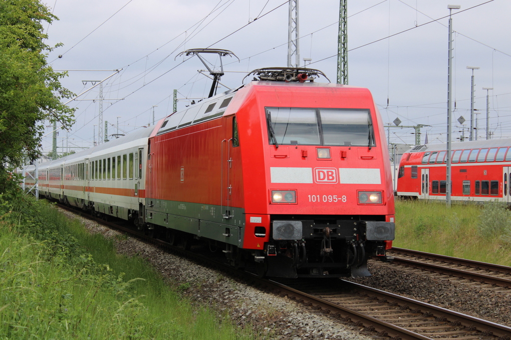 101 095-8 mit IC 2239(Rostock-Leipzig)bei der Ausfahrt im Rostocker Hbf.20.05.2022 
