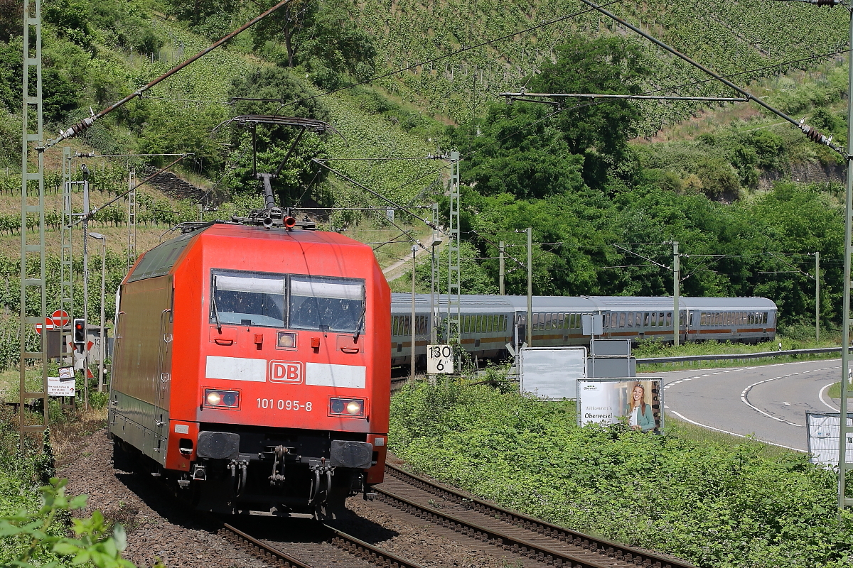 101 095 legt sich bei Oberwesel in die Kurve