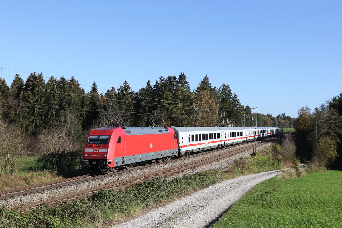 101 095 mit dem  IC Königssee  aus Freilassing kommend am 31. Oktober 2022 bei Grabenstätt im Chiemgau.