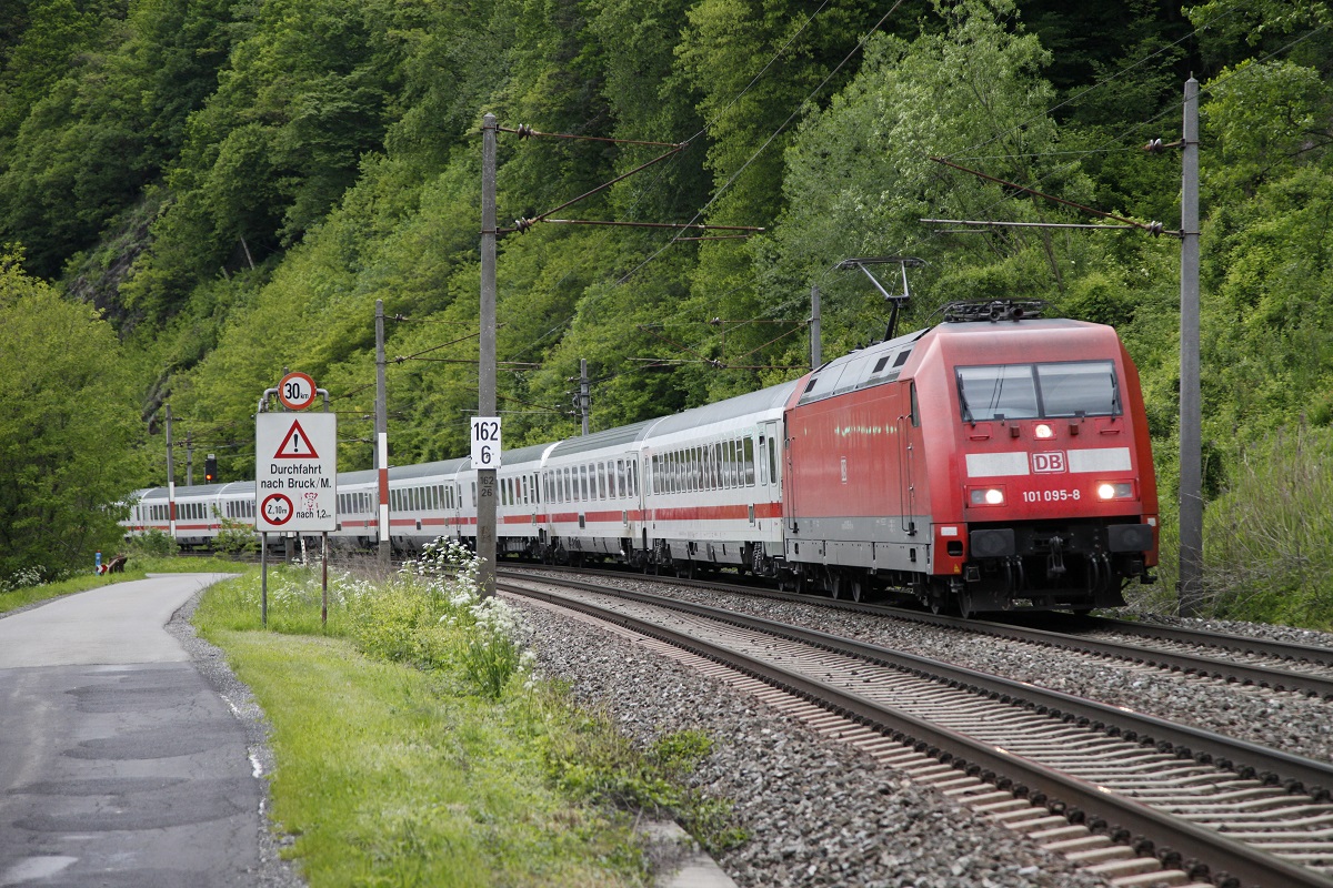 101 095 mit EC217 kurz nach Bruck an der Mur am 15.05.2014.