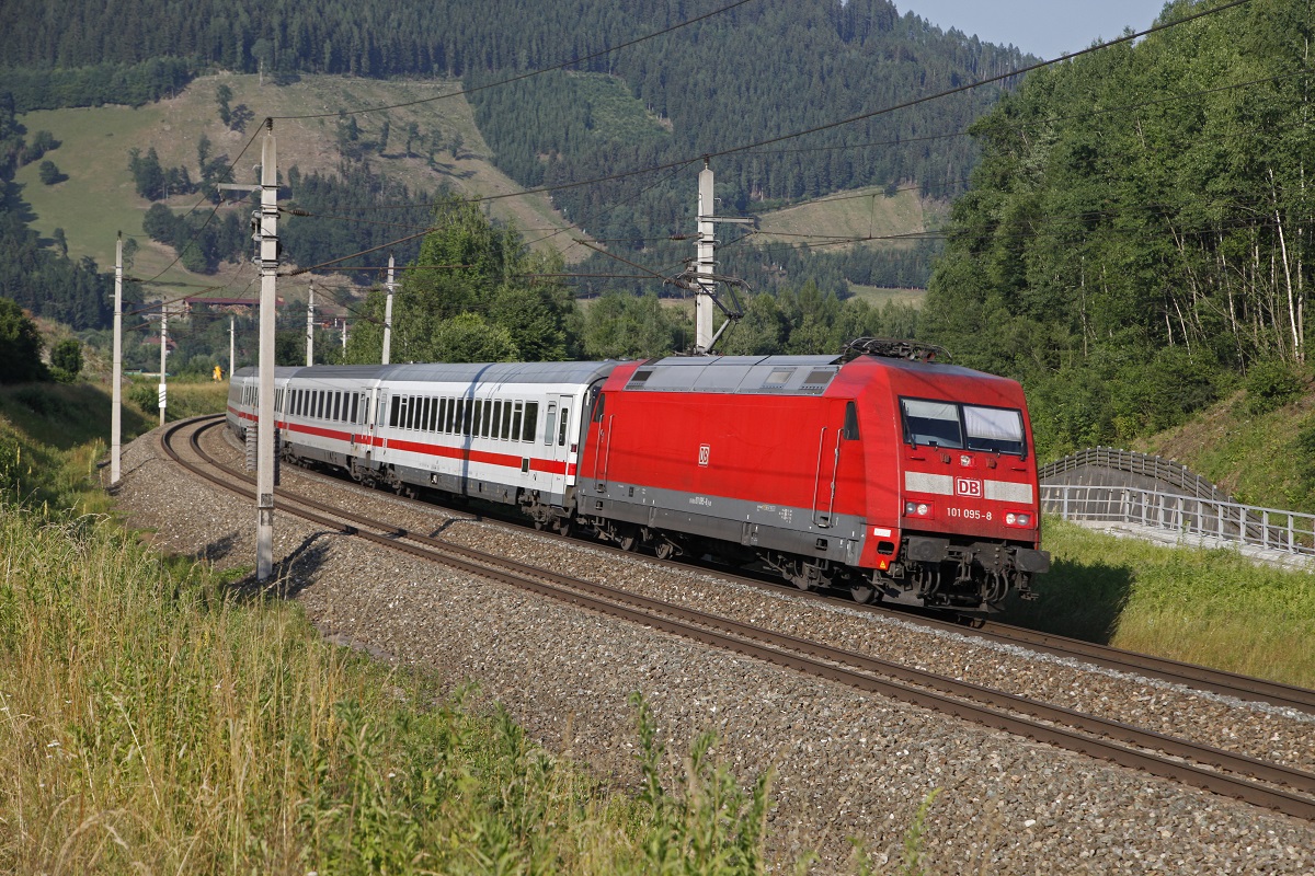 101 095 mit IC718 bei Oberaich am 4.07.2015.