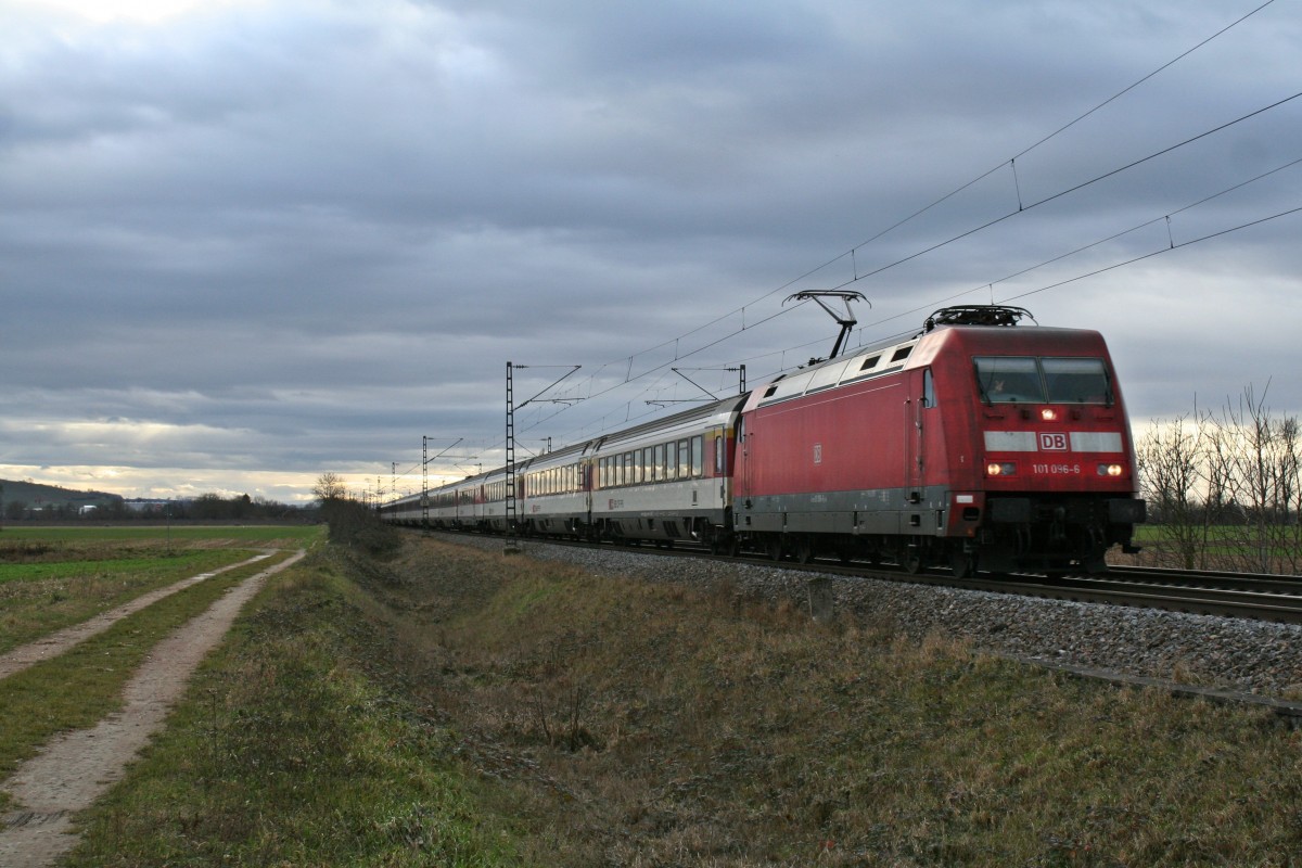 101 096-6 mit dem EC 6 von Zrich HB nach Hamburg Altona am Nachmittag des 03.01.14 bei Hgelheim.
Viele Gre an den Lokfhrer!