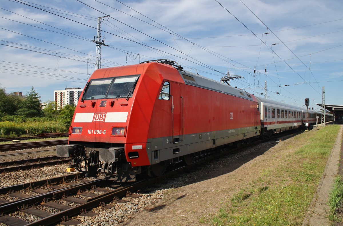 101 096-6 verlässt am 20.8.2016 mit dem IC2182 von Kassel-Wilhelmshöhe nach Stralsund Hauptbahnhof den Rostocker Hauptbahnhof. Aufgenommen vom Ende des vorgelagerten Bahnsteigs am Gleis 5.