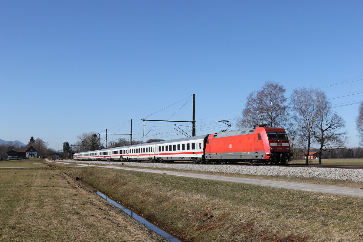 101 096 auf dem Weg nach Salzburg. Aufgenommen am 1. März 2021 bei übersee am Chiemsee.