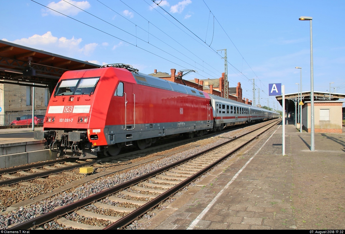 101 097-2 als IC 140 (Linie 77) von Berlin Ostbahnhof nach Amsterdam Centraal (NL) steht im Bahnhof Stendal auf Gleis 1.
[7.8.2018 | 17:32 Uhr]