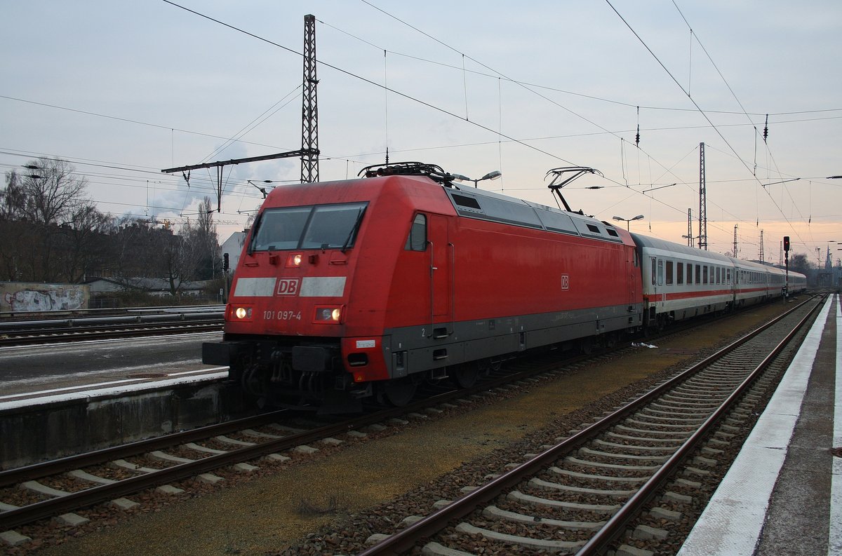 101 097-4 erreicht am 12.2.2017 mit dem IC2424 von Berlin Südkreuz nach Ostseebad Binz den Bahnhof Berlin Lichtenberg.