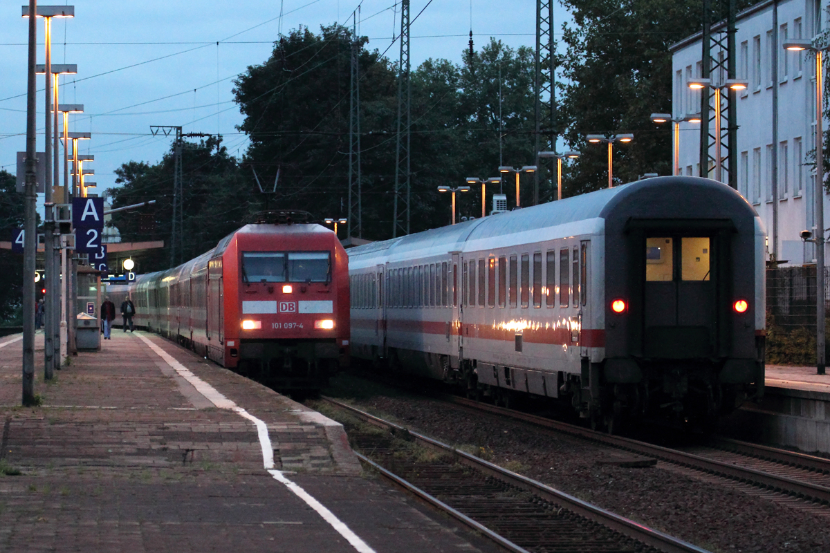101 097-4 mit IC 137 nach Emden Hbf. auf Gleis 2 Einfahrend,auf Gleis 1 steht IC 2332 nach Kln Hbf. in Recklinghausen 9.10.2013