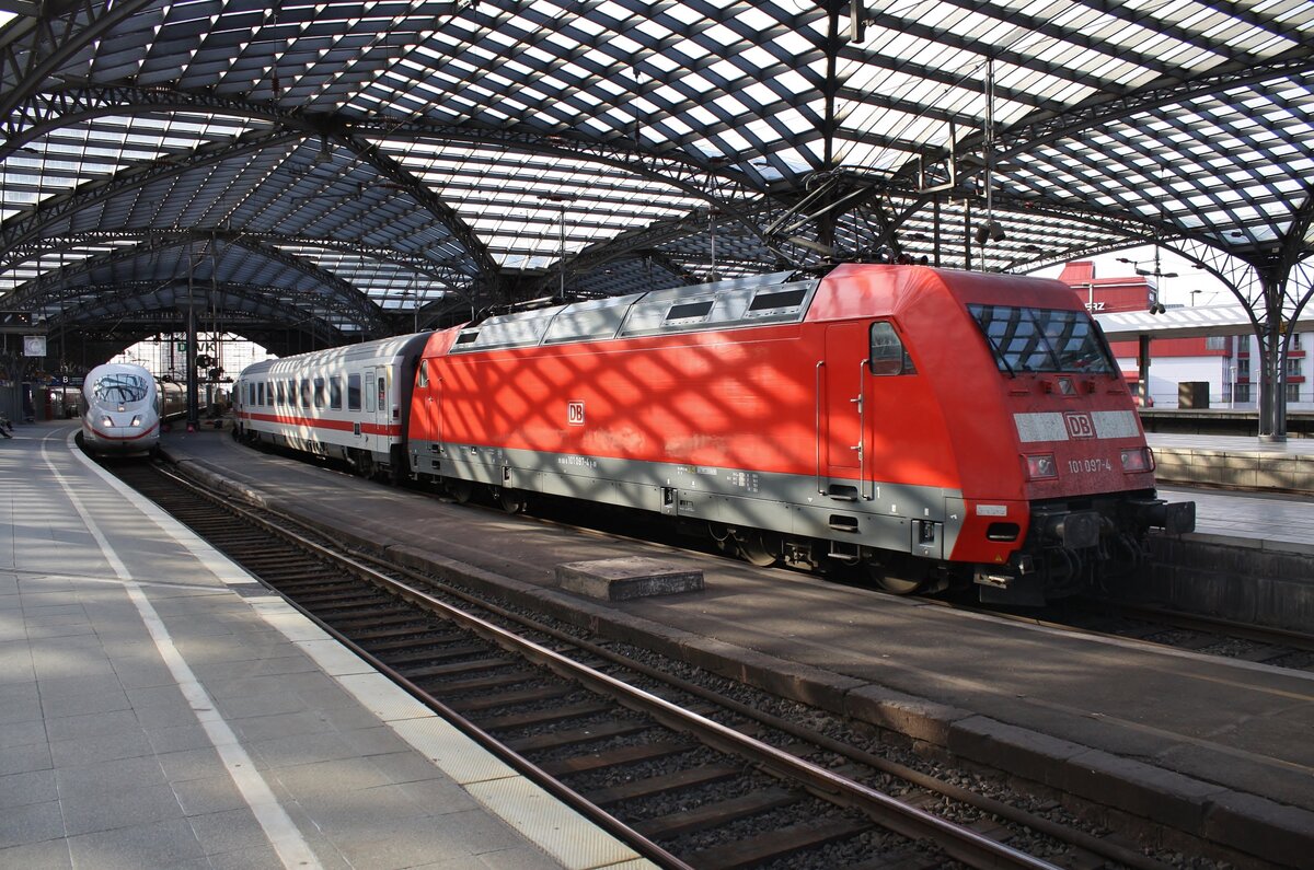 101 097-4 schiebt am 19.06.2021 den IC2205 von Norddeich Mole in den Kölner Hauptbahnhof.