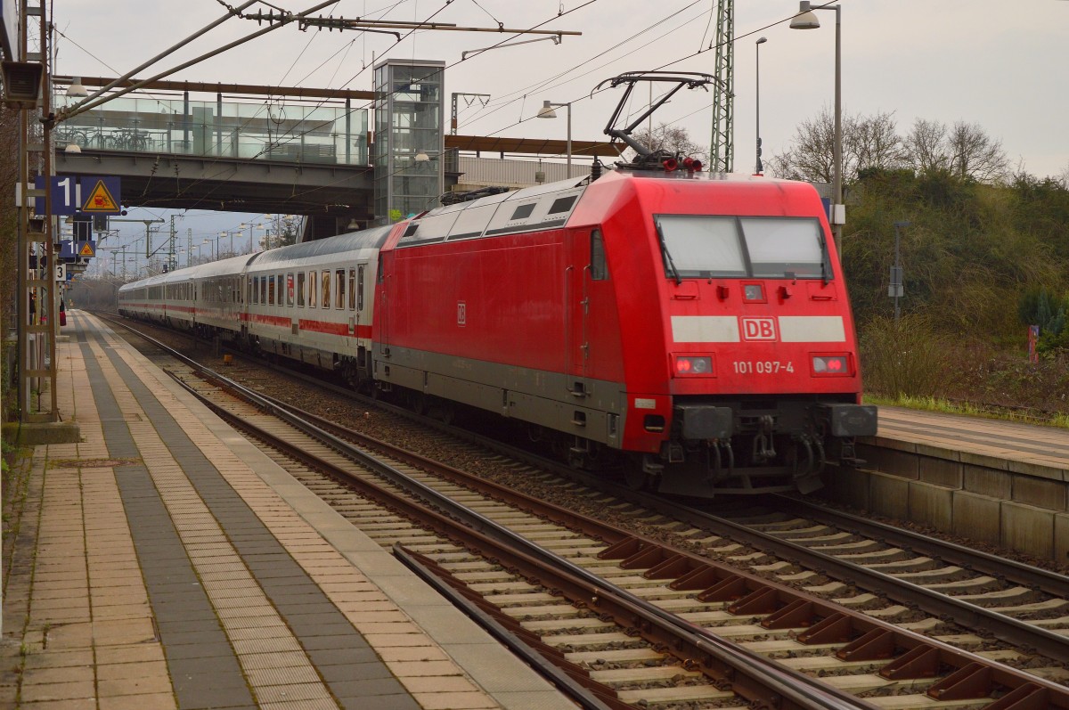 101 097-4 schiebt hier einen IC durch Heidelberg ?faffengrund/Wieblingen gen Hbf. 28.2.2016