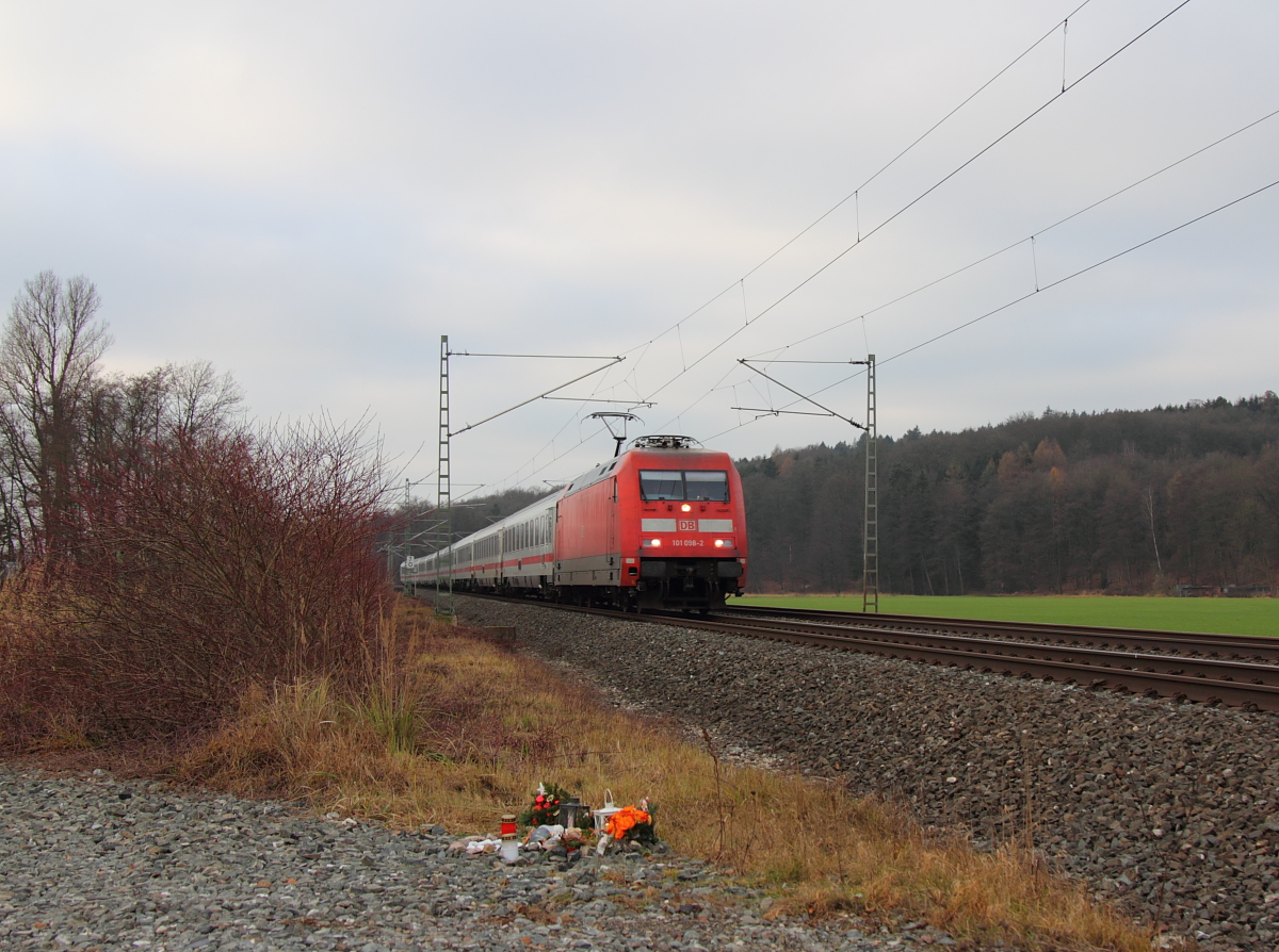 101 098-2 DB bei Küps am 16.12.2016.