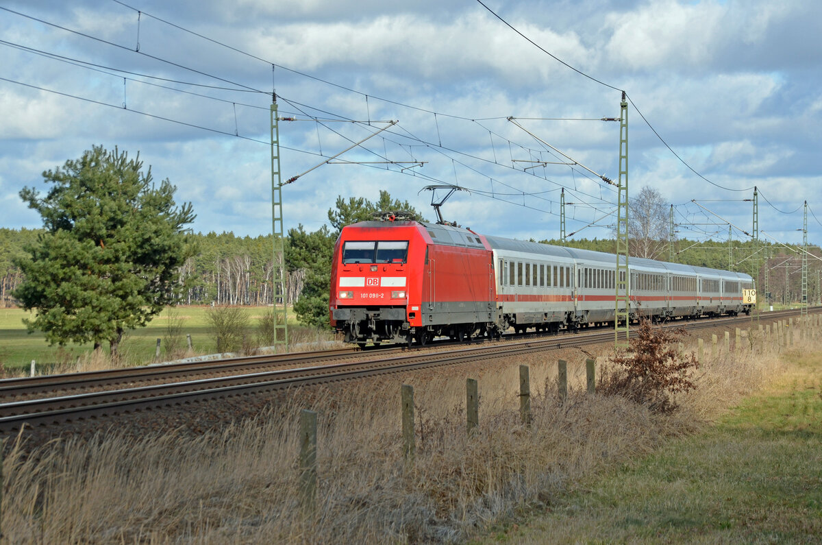 101 098 führte am 19.02.23 einen IC-Park als Leerzug durch Radis Richtung Wittenberg. Wahrscheinlich eine Knotenpunktreserve für Leipzig.