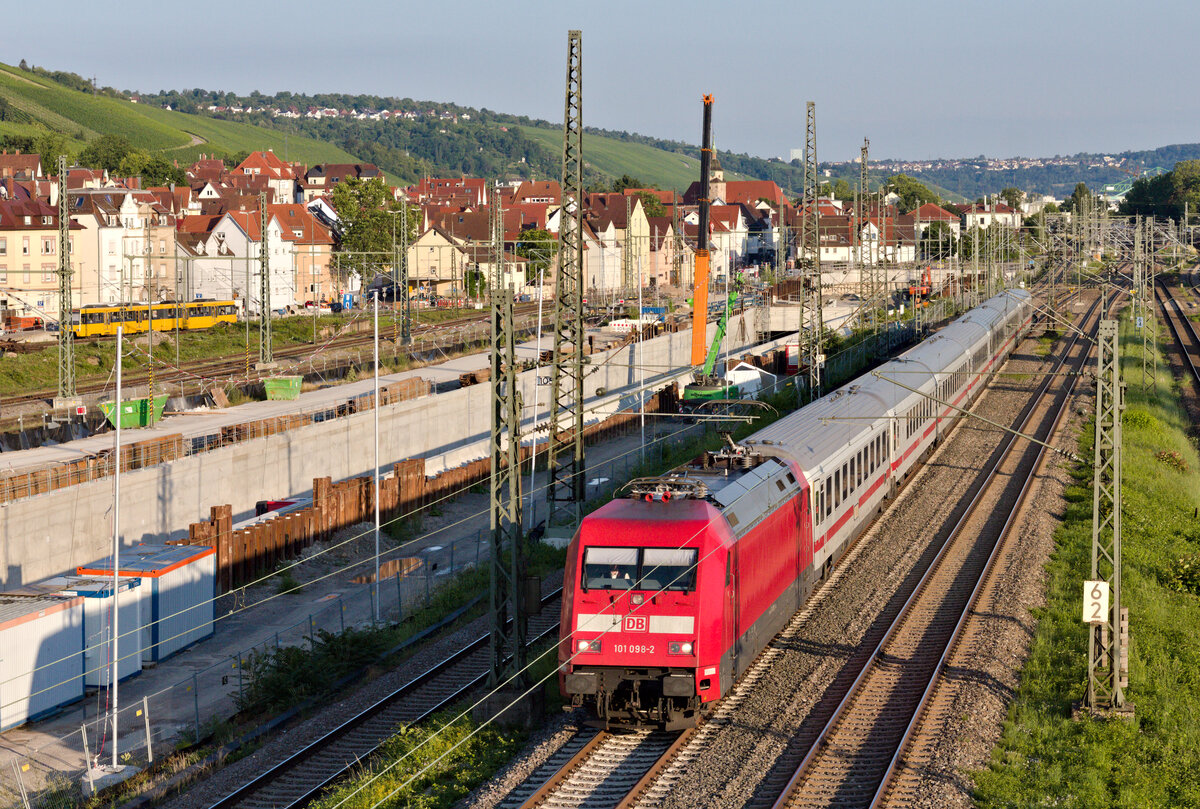 101 098 mit EC 216 Graz-Saarbrücken am 02.07.2021 am Eszetsteg in Stuttgart. 