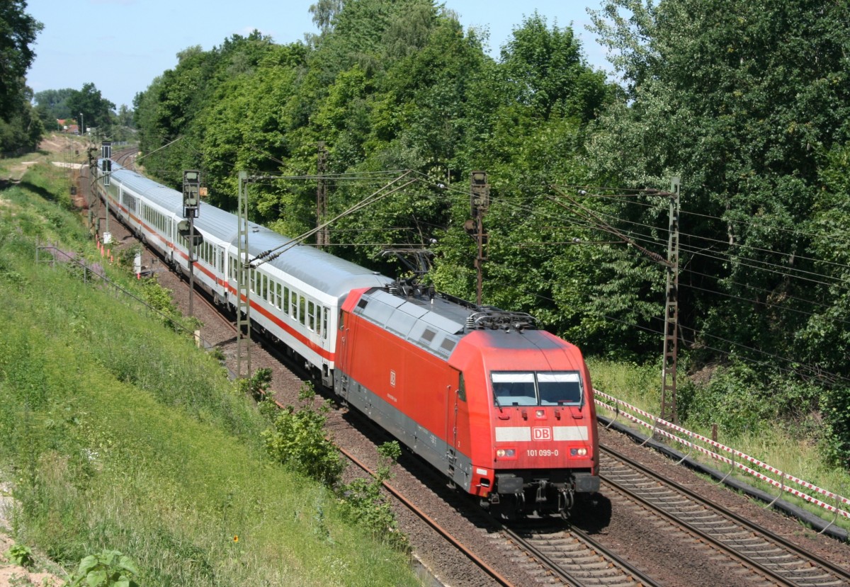 101 099 mit IC 2373 (Stralsund–Karlsruhe) am 07.07.2010 zwischen Stelle und Ashausen