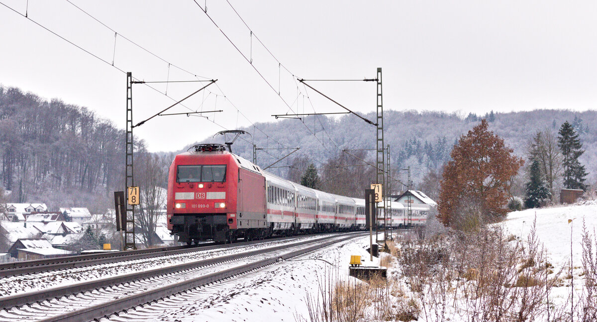 101 099 mit IC2265 Karlsruhe-München am 11.12.2021 bei Urspring. 