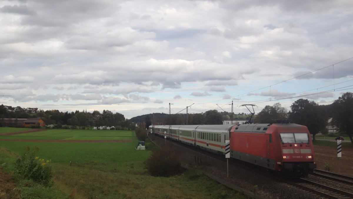 101 099 passierte mit dem IC118-Ersatzzug eben Ebersbach. Oktober 2014. 