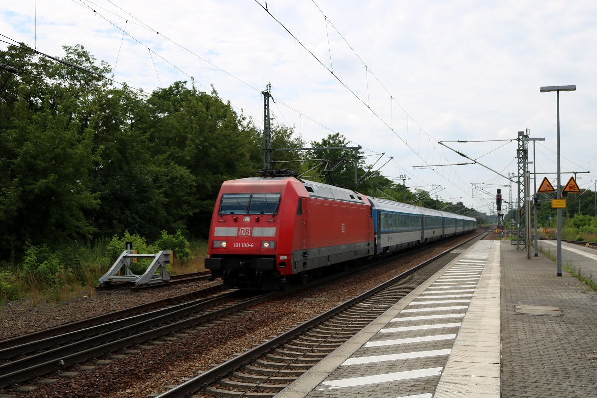 101 100-6 als verspäteter EC 176 (Linie 27) von Bad Schandau nach Hamburg Hbf durchfährt den Bahnhof Jüterbog. Grüße an den Tf! [8.7.2017 - 13:04 Uhr]