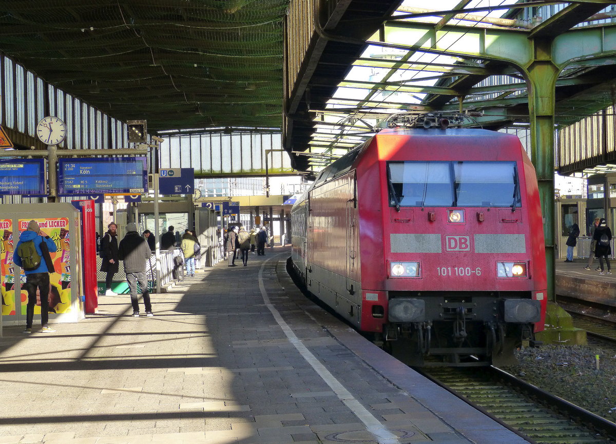 101 100-6 DB kommt mit dem IC 2009 von Emden-Hbf  nach Köln-Hbf und hält in Duisburg-Hbf und fährt dann weiter in Richtung Düsseldorf-Flughafen,Düsseldorf-Hbf.
Aufgenommen vom Bahnsteig 2 in Duisburg-Hbf.
Bei schönem Winterwetter am kalten Vormittag vom 13.2.2018.