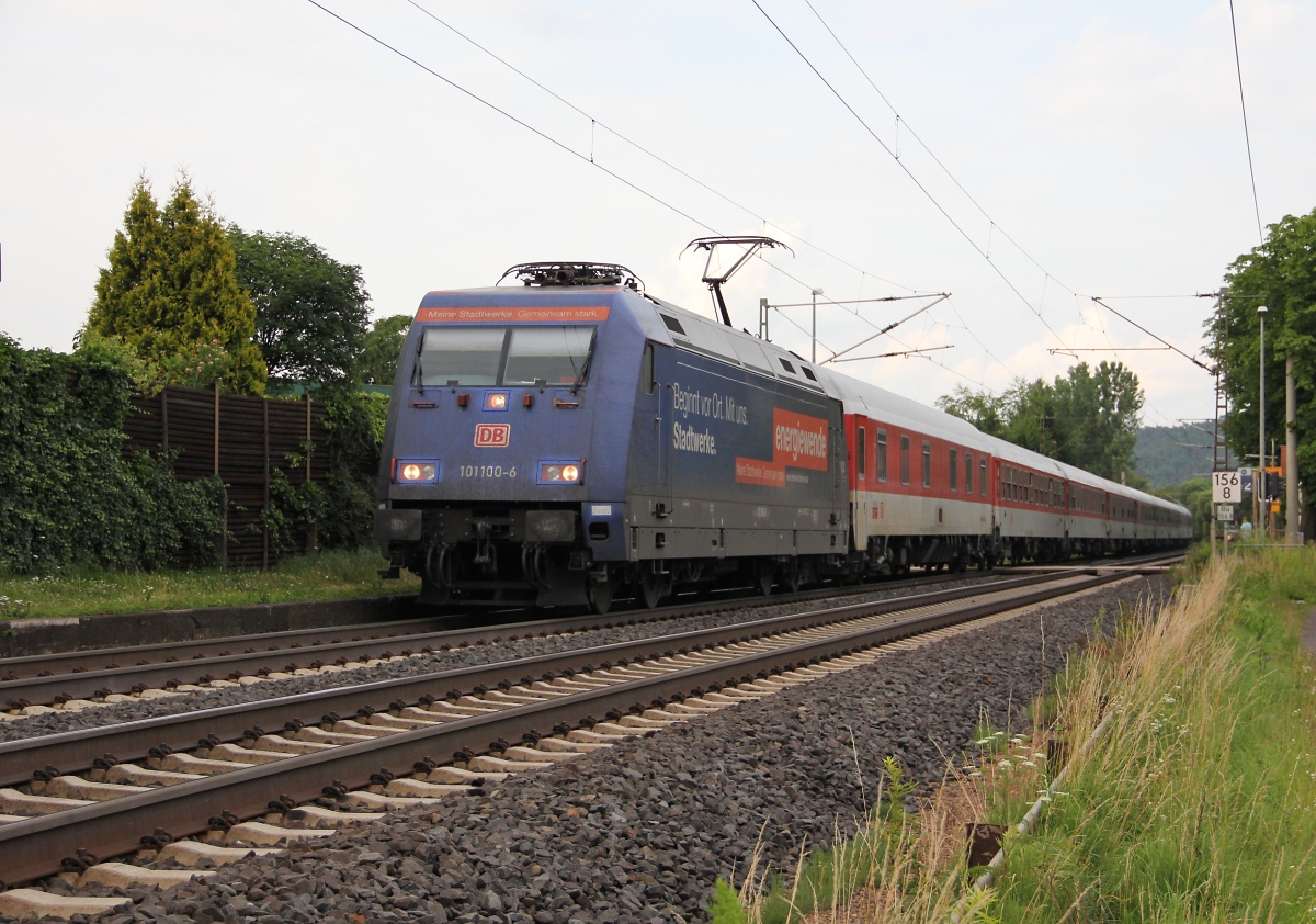 101 100-6 mit DB-Autozug in Fahrtrichtung Süden. Aufgenommen in Ludwigsau-Friedlos am 05.07.2013.