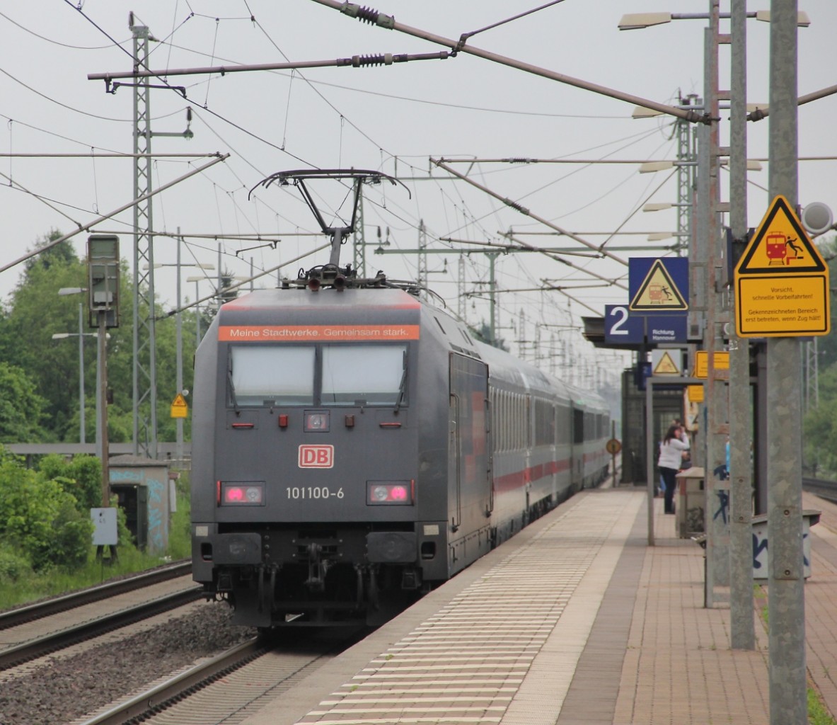 101 100-6 schiebt einen IC in Richtung Hannover. Aufgenommen am 30.05.2013 in Dedensen-Gmmer.