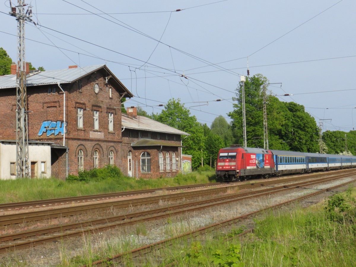 101 100 mit dem EC 378 von Bratislava am 29.05.2015 in Miltzow. Aufgenommen von der ehemaligen Ladestraße in Miltzow.