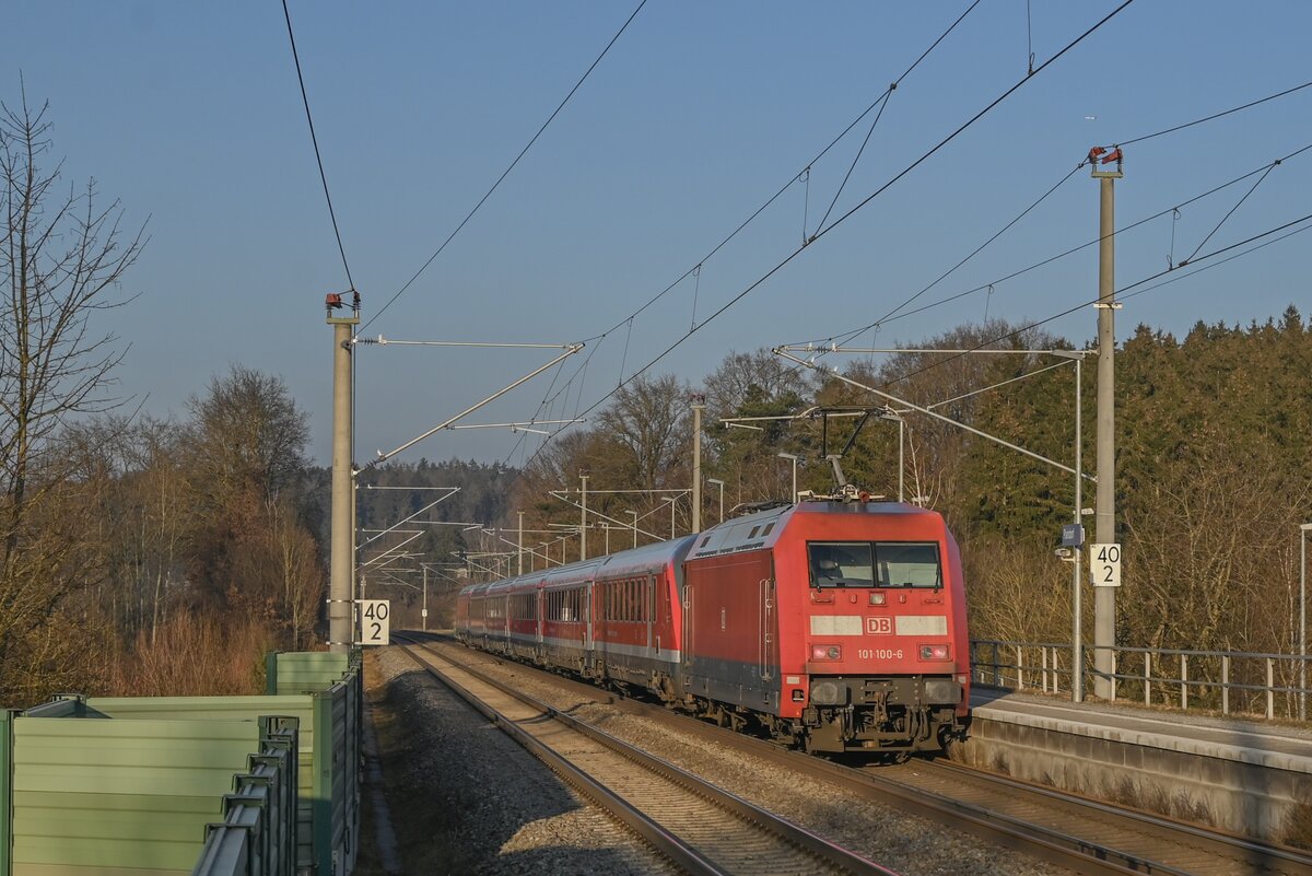 101 100 mit ihrem RE1 nach Nürnberg in Paidorf am 5.2.2025