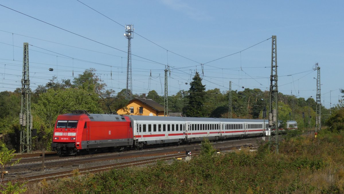 101 100 zieht einen Intercity gen Süden durch Bickenbach. Aufgenommen am 29.9.2018 11:45