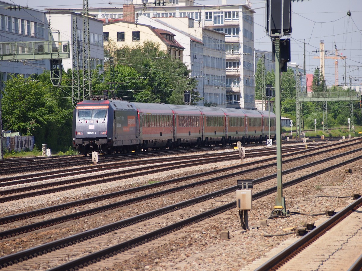 101 100 zieht den RE 4007 von Nürnberg nach München Hbf, Fotografiert am 27.05.12 Höhe Laim