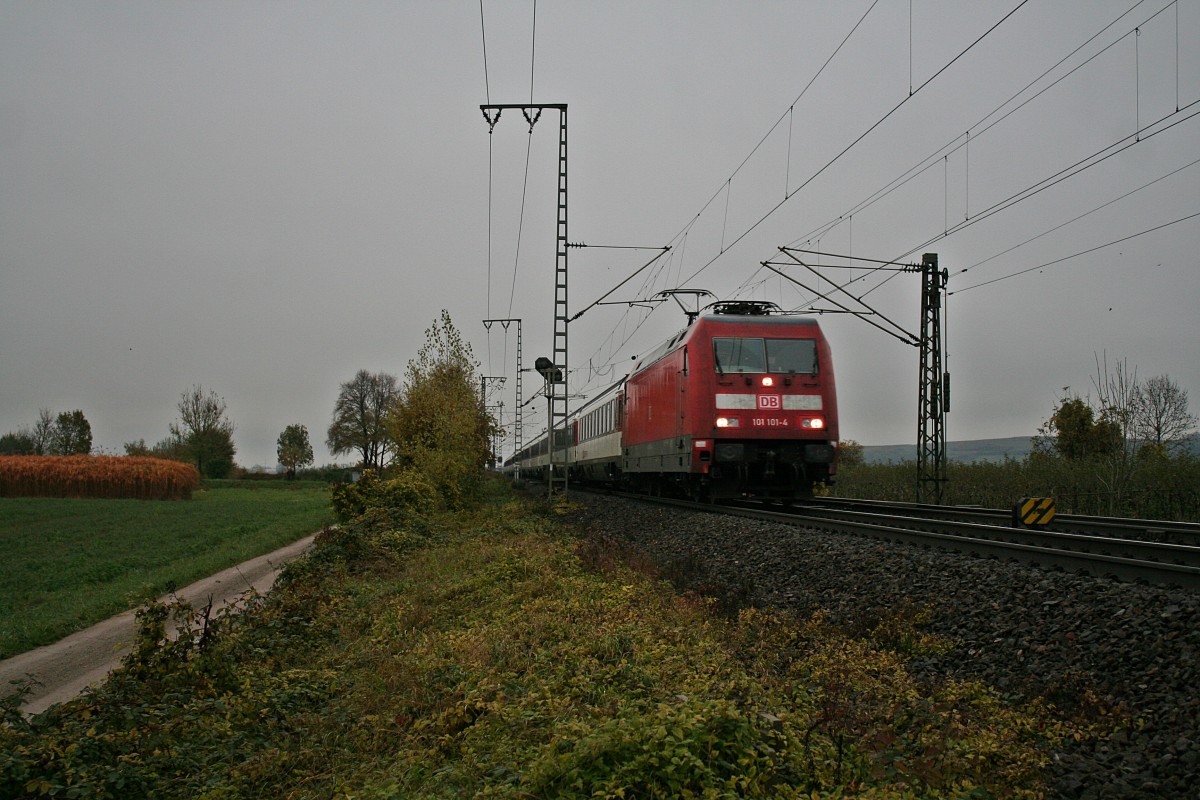 101 101-4 mit dem EC 9 von Hamburg-Altona nach Chur HB am Nachmittag des 22.11.13 bei der Einfahrt in den Bahnhof Mllheim (Baden).